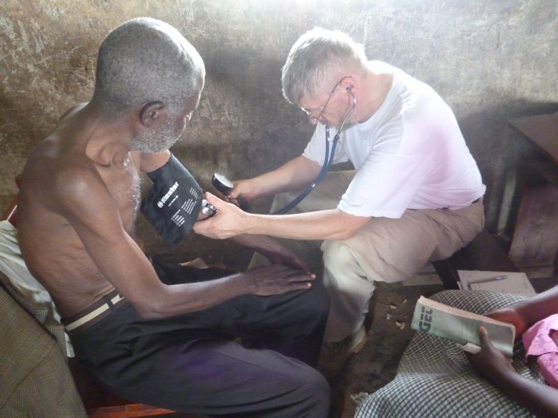 dr Gyuri vérnyomásmérés közben 1207 Bugambe